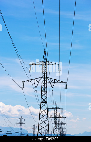 Mâts haute tension avant de fue. ciel bleu, Ein Hochspannungsmasten fue Strom vor blauem Himmel. Banque D'Images