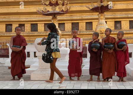 Les moines de Birmanie Myanmar Mandalay Banque D'Images