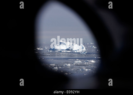 Gros icebergs dans le détroit de penola vue par vue navire Antarctique Banque D'Images