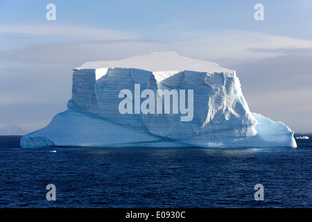 Un grand iceberg tabulaire dans l'océan Antarctique Antarctique Banque D'Images