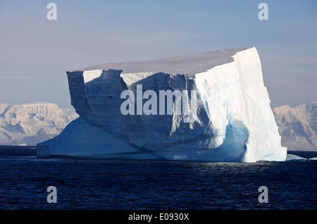 Un grand iceberg tabulaire dans l'océan Antarctique Antarctique Banque D'Images