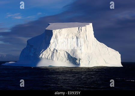 Un grand iceberg tabulaire dans l'océan Antarctique Antarctique Banque D'Images