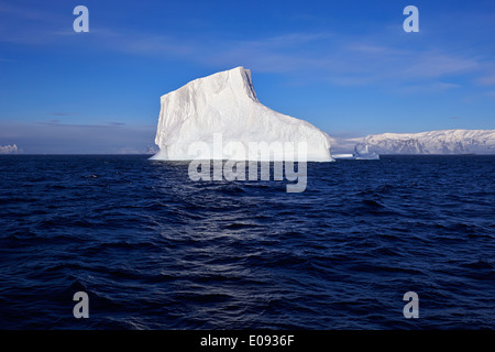 Un grand iceberg tabulaire dans l'océan Antarctique Antarctique Banque D'Images