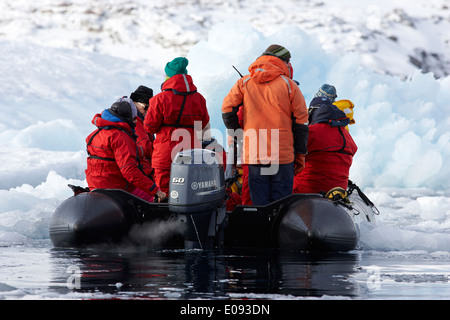 Expédition antarctique zodiac conduisant par brash pack la glace de mer antarctique cierva cove Banque D'Images