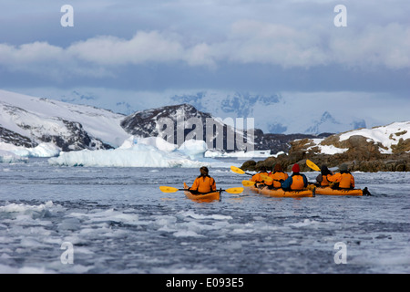 Expédition antarctique kayakistes pagayant tour brash pack la glace de mer antarctique cierva cove Banque D'Images