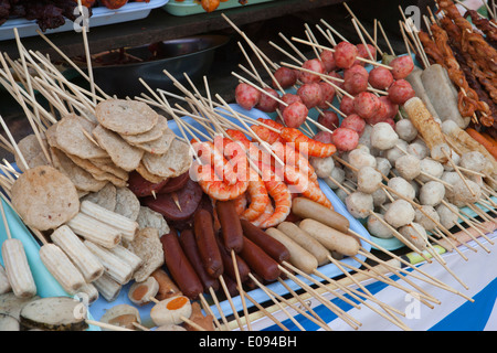 En Asie du Sud-Est Birmanie Yangon Rangoon birmane traditionnelle sur l'alimentation de rue brochettes de bambou prêt pour barbecue Banque D'Images