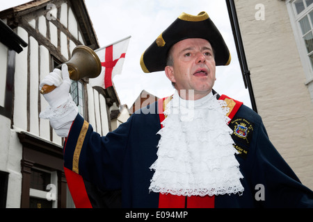 Alcester crieur public David Parkes prenant part à la St George's Day Parade Banque D'Images