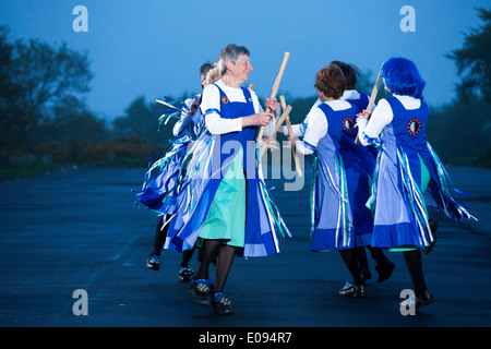 Le Glorishears Birmingham Mesdames Morris dancing group bienvenue dans l'aube au-dessus de Barr Beacon, Birmingham Banque D'Images