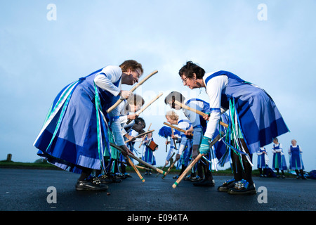 Le Glorishears Birmingham Mesdames Morris dancing group bienvenue dans l'aube au-dessus de Barr Beacon, Birmingham Banque D'Images