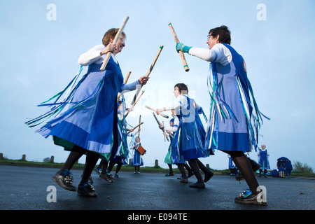 Le Glorishears Birmingham Mesdames Morris dancing group bienvenue dans l'aube au-dessus de Barr Beacon, Birmingham Banque D'Images