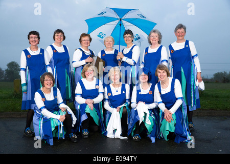 Le Glorishears Birmingham Mesdames Morris dancing group bienvenue dans l'aube au-dessus de Barr Beacon, Birmingham Banque D'Images