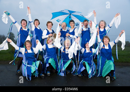 Le Glorishears Birmingham Mesdames Morris dancing group bienvenue dans l'aube au-dessus de Barr Beacon, Birmingham Banque D'Images