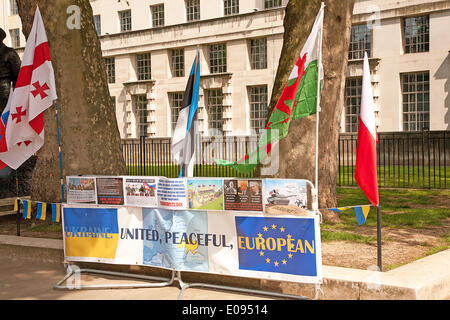 4e mai,2014,Whitehall.london.bannières et drapeaux des protestations contre leur intervention dans l'Ukraine Banque D'Images