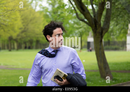 Acteur Stephen Mangan arrivant à des obsèques d'auteur Sue Townsend au Hall De Monfort, Leicester Banque D'Images