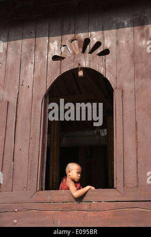 En Asie du Sud-Est Birmanie État Shan Nyaungshwe également connu sous le nom de Nyaung Shwe jeune moine bouddhiste au guichet à Shwe yan Pyay lun Banque D'Images