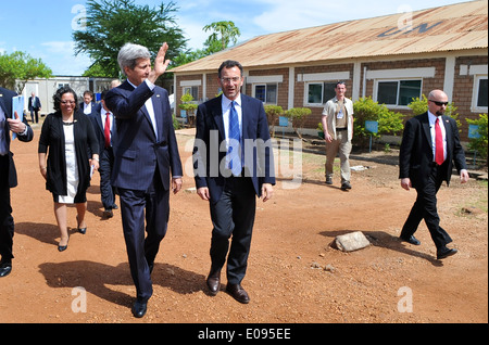 Kerry secrétaire vagues comme il se promène dans le camp de la MINUSS à Juba Banque D'Images