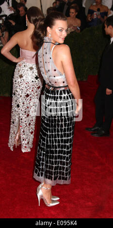 5 mai 2014 - New York, New York, États-Unis - Actrice MARGOT ROBBIE assiste à la prestation 2014 Costume Institute Gala d'ouverture de 'Charles James : Au-delà de la mode et de la nouvelle Anna Wintour Costume Center' qui s'est tenue au Metropolitan Museum of Art (crédit Image : ©/ZUMAPRESS.com) Kaszerman Nancy Banque D'Images