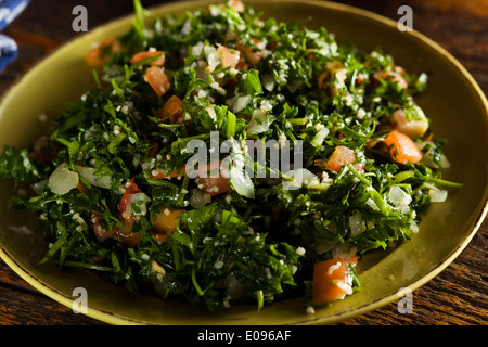 Salade de taboulé bio sains avec tomates et persil Banque D'Images