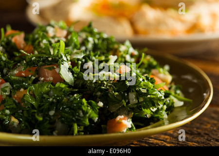 Salade de taboulé bio sains avec tomates et persil Banque D'Images