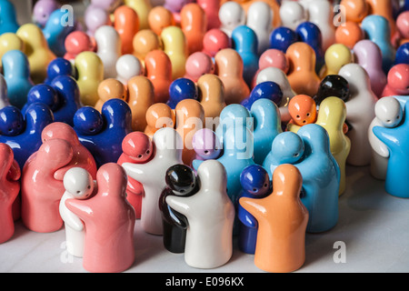 Salière en céramique fixe/sel et poivre casseroles sous la forme de paires de danseurs colorés en vente sur un marché à Annecy, France Banque D'Images