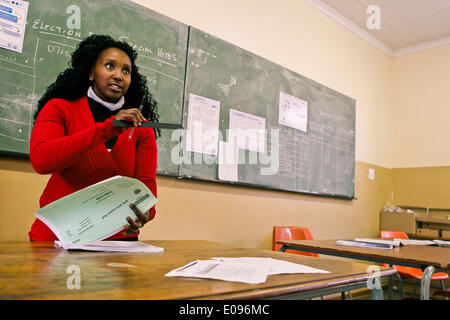 Johannesburg, Afrique du Sud. 6 mai, 2014. Un membre du personnel du bureau de vote à Orlando West High School répète la procédure de vote à Soweto, Johannesburg, Afrique du Sud, le 6 mai 2014. Selon l'Afrique du Sud de la Commission électorale indépendante (CEI), plus de 25 millions sont inscrits pour voter pour les élections générales qui auront lieu le mercredi. © Li Jing/Xinhua/Alamy Live News Banque D'Images