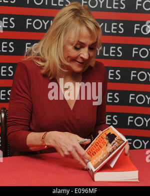 London, UK, UK. 10 Oct, 2013. Helen Fielding signe des exemplaires de son livre intitulé 'Bridget Jones : Mad au garçon' à la galerie Foyles. © Ferdaus Shamim/ZUMA/ZUMAPRESS.com/Alamy fil Live News Banque D'Images