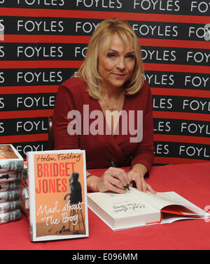 London, UK, UK. 10 Oct, 2013. Helen Fielding signe des exemplaires de son livre intitulé 'Bridget Jones : Mad au garçon' à la galerie Foyles. © Ferdaus Shamim/ZUMA/ZUMAPRESS.com/Alamy fil Live News Banque D'Images