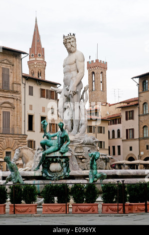 Ammanti fontaine avec statue de Neptune avec les Satyres et les nymphes appelé Biancone sur la Piazza della Signoria Florence Italie Banque D'Images