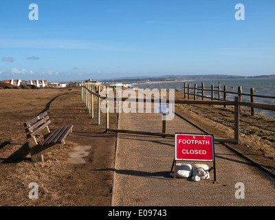 Sentier du littoral fermée en raison de dégâts causés par une tempête à Milford On Sea Hampshire England UK Banque D'Images