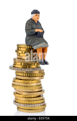 Le pensionné est assis sur une pile, photo symbolique fue pensions, prestations de vieillesse, les dispositions voulues pour la vieillesse, un Rentnerin sitzt Banque D'Images