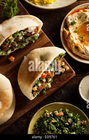 Pita Falafel végétarien sain avec riz et salade Banque D'Images