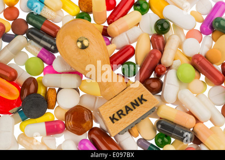 Sur les timbres, les comprimés de couleur photo symbolique pour maladie, malade note et drogues, Stempel auf bunten Tabletten, Symbolfoto fuer Krankh Banque D'Images
