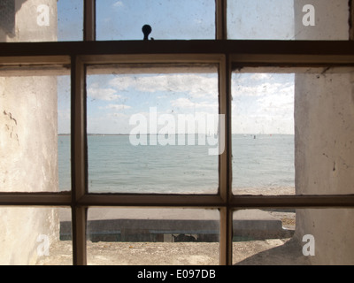 Vue de l'intérieur du château Calshot Southampton Hampshire England UK à plus de Southampton Water et le Solent Banque D'Images