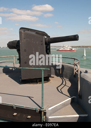 Fusil en haut de Château Calshot Hampshire England UK avec un entonnoir rouge Ile de Wight ferry dans l'arrière-plan Banque D'Images