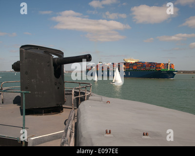 Fusil en haut de Château Calshot Southampton Hampshire England UK donnant sur l'eau avec Hyundai Dream passant par navire Banque D'Images