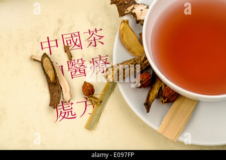 Une tasse de thé pour la médecine traditionnelle chinoise, Eine Tasse traditionelle chinesische Medizin fuer en t Banque D'Images