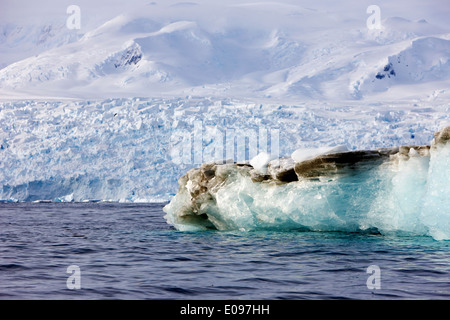 La couche sale en haut de l'iceberg inversé prises à partir de la glace de glacier cierva cove Antarctique Banque D'Images