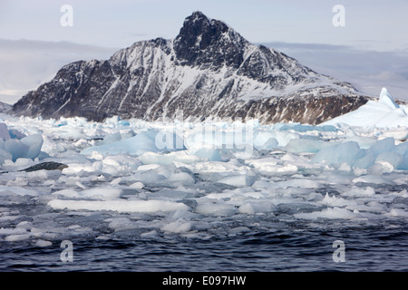 Pack de formation de glace de mer impétueuse ensemble à l'approche de l'hiver antarctique cierva cove Banque D'Images