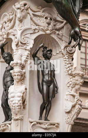 Détail d'une plinthe de Benvenuto Cellini's statue en bronze de Persée avec la tête de Méduse dans la Loggia dei Lanzi Florence Italie Banque D'Images