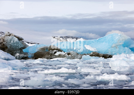 Pack de formation de glace de mer impétueuse avec dirty blue iceberg à l'approche de l'hiver antarctique cierva cove Banque D'Images