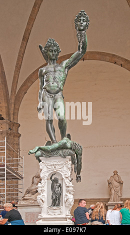 Benvenuto Cellini's statue en bronze de Persée avec la tête de Méduse dans la Loggia dei Lanzi sur la Piazza delle Signoria Florence Italie Banque D'Images