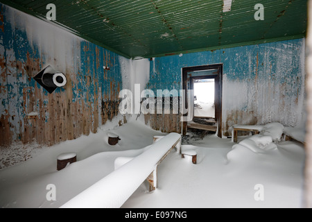 Intérieur de biscoe house ancien hektor aktieselskabet station baleinière la baie des baleiniers Deception Island Antarctique Banque D'Images