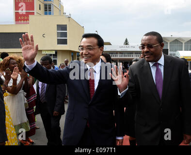 Addis Abeba, Ethiopie. 6 mai, 2014. Le Premier ministre chinois Li Keqiang (L'avant) assiste à une cérémonie d'adieu organisée par son homologue éthiopien Hailemariam Desalegn (R avant) à Addis-Abeba, Ethiopie, le 6 mai 2014. Le premier ministre Li Keqiang a conclu sa visite en Éthiopie et le siège de l'Union africaine mardi. Crédit : Li Xueren/Xinhua/Alamy Live News Banque D'Images