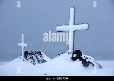 Croix de bois dans le cimetière à la baie des baleiniers Deception Island Antarctique Banque D'Images