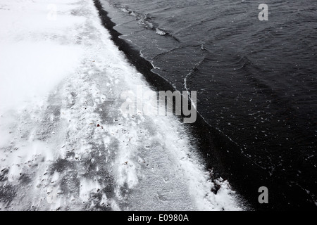 La neige qui tombe sur le sable volcanique noir caldera dans la baie des baleiniers Deception Island Antarctique Banque D'Images