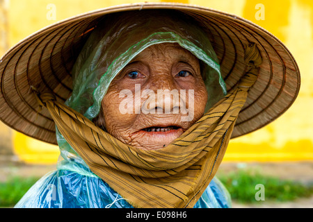 Portrait d'une vieille femme vietnamienne, Hoi An, Quảng Nam Province, Vietnam Banque D'Images