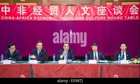 Addis Abeba, Ethiopie. 6 mai, 2014. Le Premier ministre chinois Li Keqiang (C) traite de l'économie, le commerce sino-africain et de la culture Table ronde à Addis-Abeba, Ethiopie, le 6 mai 2014. © Wang Ye/Xinhua/Alamy Live News Banque D'Images