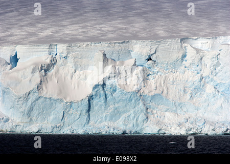 Face de glacier avec glace bleue et blanche péninsule d'arctowski Antarctique grande étagère de glace au niveau de la mer glace pure glaciaire Banque D'Images