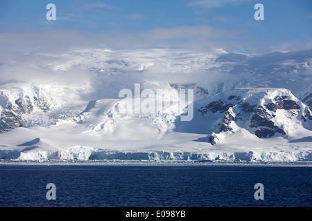 Montagnes couvertes de neige snow cap et les glaciers de l'antarctique l'Antarctique continental wilhelmina bay Banque D'Images