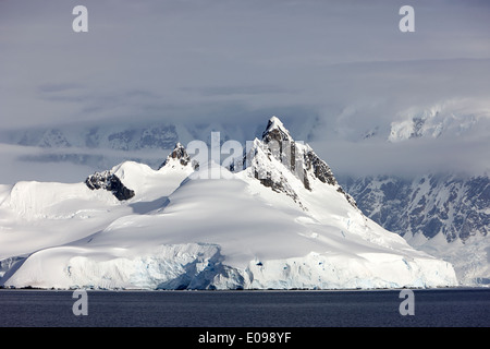 Des pics de montagne et la neige des plafonds sur la péninsule Antarctique arctowski wilhelmina bay Banque D'Images